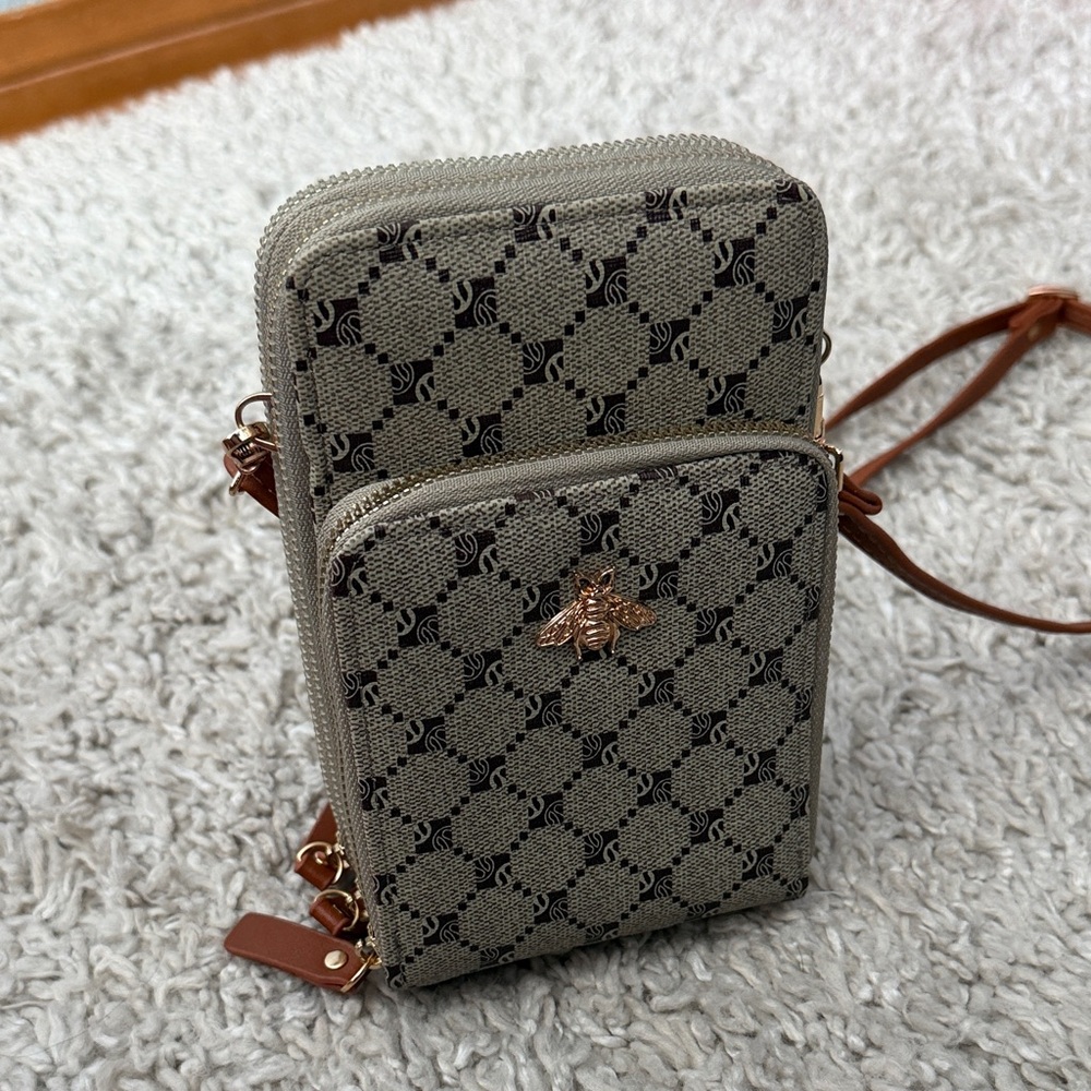 Stylish Tan and Brown Crossbody Bag - Picture 3 of 6